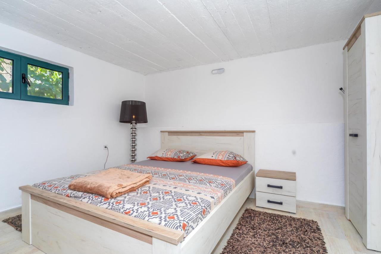 Apartman Sara Bar Bagian luar foto