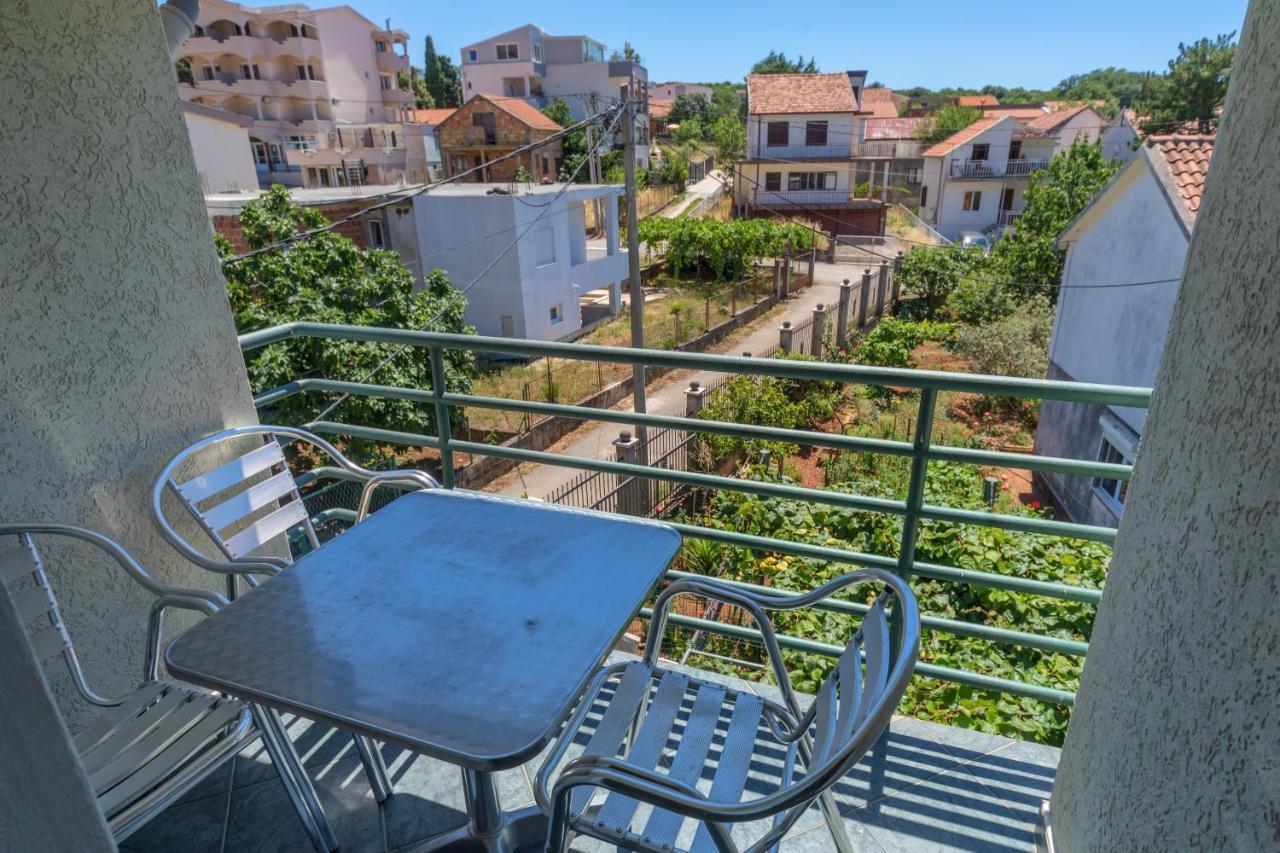 Apartman Sara Bar Bagian luar foto