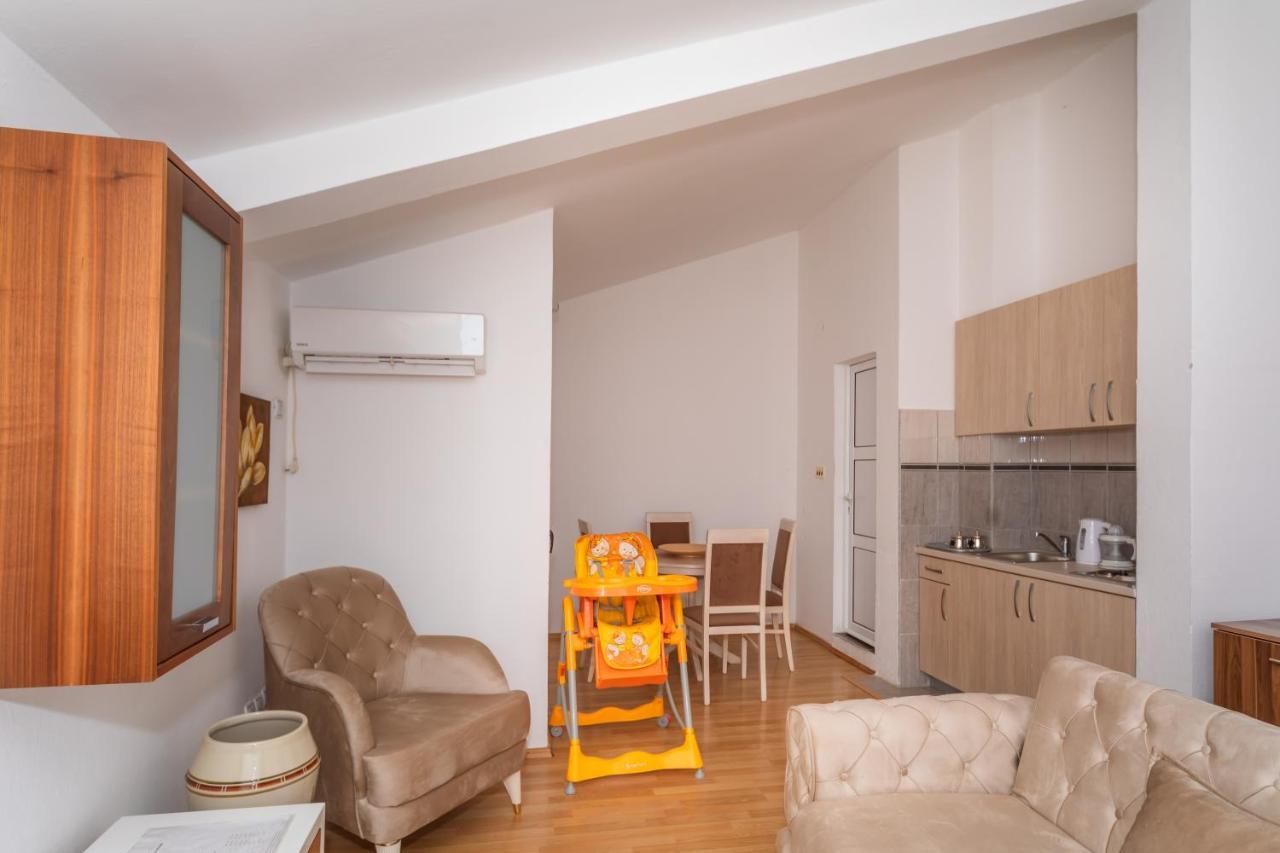 Apartman Sara Bar Bagian luar foto